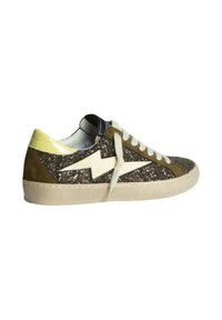 Zapatilla brillante marrón con suela de goma beige, detalle de rayo blanco, acentos de ante verde y cordones crema.