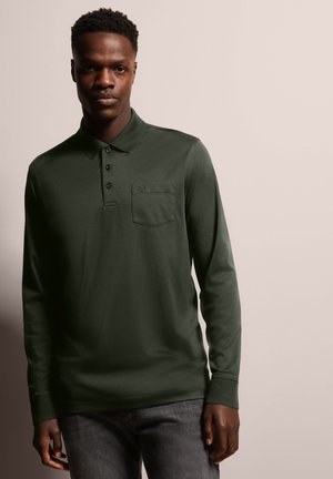 Langärmliges Poloshirt in Dunkelgrün, aus einem glatten Stoff gefertigt. Verfügt über einen Kragen, eine Drei-Knopf-Leiste und eine Brusttasche.