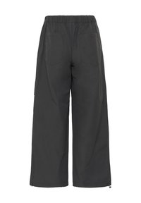 Czarne szerokie spodnie z elastycznym paskiem w talii, tylnymi kieszeniami naszywanymi oraz ściągaczami u dołu nogawek.
