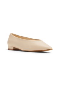 Beige nahkan ballet kengät, joissa on terävä nenä ja matala lohkopohja. Luja pinta, jossa on minimoitu ompelu ja huomaamattomat muotoiluelementit.