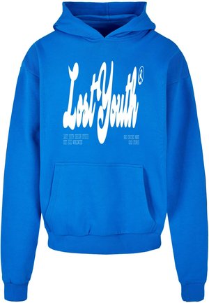 Zils hoody, kas izgatavots no m�īksta auduma, ar lielu balto grafiku priekšpusē. Iekļauj kangaroo kabatu, kā arī ribotas maliņas un aproces.
