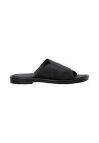 Sorte lædersandal med en crisscross stropdesign, flad sål og glat overflade. Har åben tå for åndbarhed.
