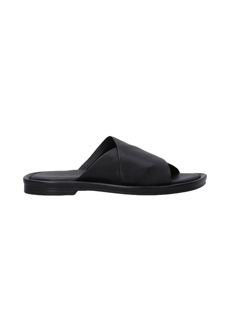 Sorte lædersandal med en crisscross stropdesign, flad sål og glat overflade. Har åben tå for åndbarhed.