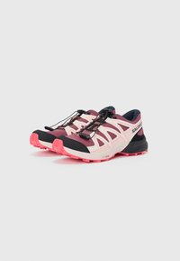 Chaussures de trail légères et respirantes. Présentent une tige en textile rose et noire, un système de laçage ajusté et une semelle en caoutchouc durable.