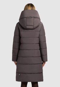 Dugi, podstavljeni kaput u tamnosivoj boji s velikim kapuljačom, horizontalnim kvadratnim dizajnom i logotipom pri rubu, s glatkom površinom.