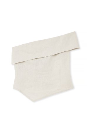 Ľanový top bez ramienok vo svetlej béžovej farbe, so širokým golierom a šikmým lemom. Mäkká textúra s minimálnymi švami a jednoduchým dizajnom.