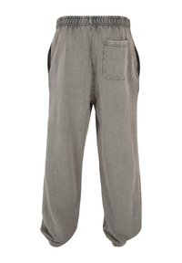 Grå bomuldsblandede bukser med elastisk talje, sidelommer og en enkelt baglomme. Den tapered form har elastiske manchetter.