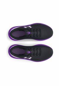 Baskets de sport noires avec une tige en mesh texturé, semelle et accents violets, bout rond et lacets noirs. Présente un logo Under Armour.