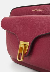 Coccinelle BEAT SOFT - Borsa a tracolla - garnet red