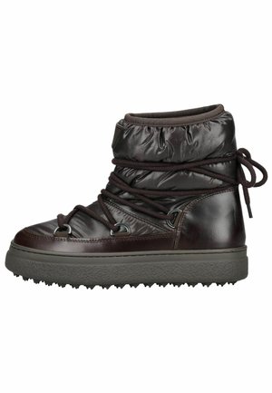 Brun vandtæt ankelstøvle med polstret top, tekstureret sål, elastiske snørebånd og metal detaljer. Har en glat blanding af læder og syntetisk materiale.