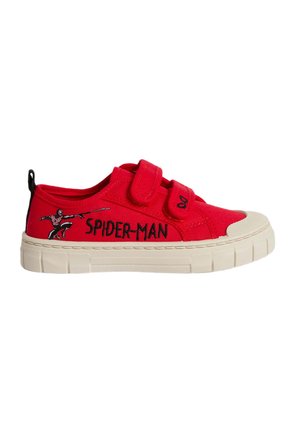 Baskets en toile rouge avec semelle en caoutchouc blanc, présentant un graphique de Spider-Man et du texte. Deux sangles Velcro pour la fermeture, design à bout rond.