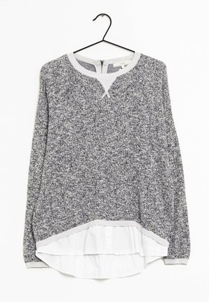 Grå og hvid langærmet sweater med et struktureret strikmønster, ribbet halsudskæring og lagdelt hvid skjortekant. Hænger fra en sort krog.