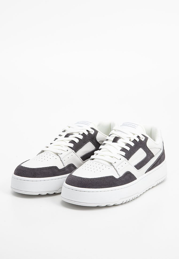 Weiße Sneakers mit grauen Wildleder-Akzenten, runder Zehenform, durch perforierte Details im Zehenbereich und einer strukturierten Gummisohle.