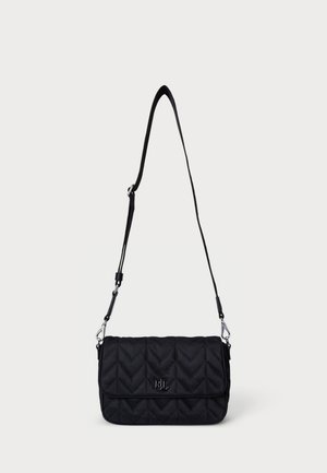 Juodas siūlių raštą turintis juosmens krepšys su sidabriniai aksesuarai, reguliuojama dirželiu ir logotipo detale ant priekinio dangtelio.