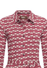 Camicetta a righe rosse e bianche con collo a revers, chiusura a bottoni e design floreale con dettagli a contrasto e tessuto texturizzato.