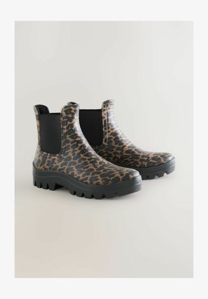 Botki w cętki lamparta wykonane z gumowego materiału, z czarnymi elastycznymi panelami bocznymi oraz teksturowaną, czarną, grubą podeszwą zapewniającą przyczepność.