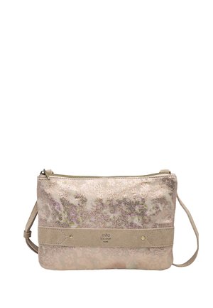 Petit sac bandoulière rectangulaire en rose blush métallique avec garniture en daim et fine sangle réglable, fermeture éclair, et logo "mila louise" sur le devant.