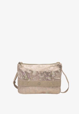 Petit sac bandoulière rectangulaire en rose blush métallique avec garniture en daim et fine sangle réglable, fermeture éclair, et logo "mila louise" sur le devant.