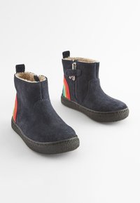 Botine din nubuc bleumarin, cu căptușeală moale și texturată, fermoar lateral și accente multicolore de curcubeu pe partea exterioară. Talpă din cauciuc.