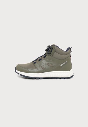 Scarpa da trekking alta verde con suola bianca, lacci neri e logo "Viking" sul lato, mostrata dal lato esterno su sfondo chiaro.