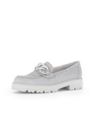 Grijze suède instappers met een witte chunky zool, voorzien van een decoratieve kettingaccent aan de voorkant en gedetailleerde stiksels langs de randen.