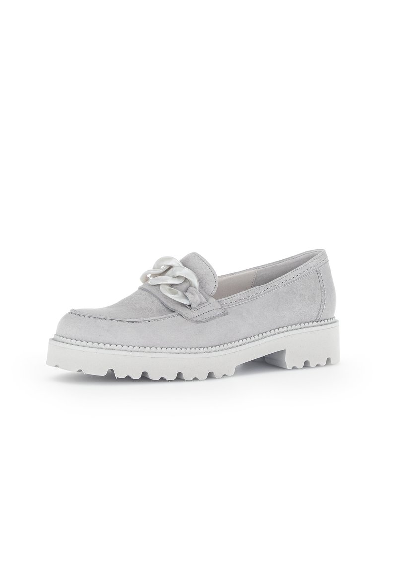Grijze suède instappers met een witte chunky zool, voorzien van een decoratieve kettingaccent aan de voorkant en gedetailleerde stiksels langs de randen.