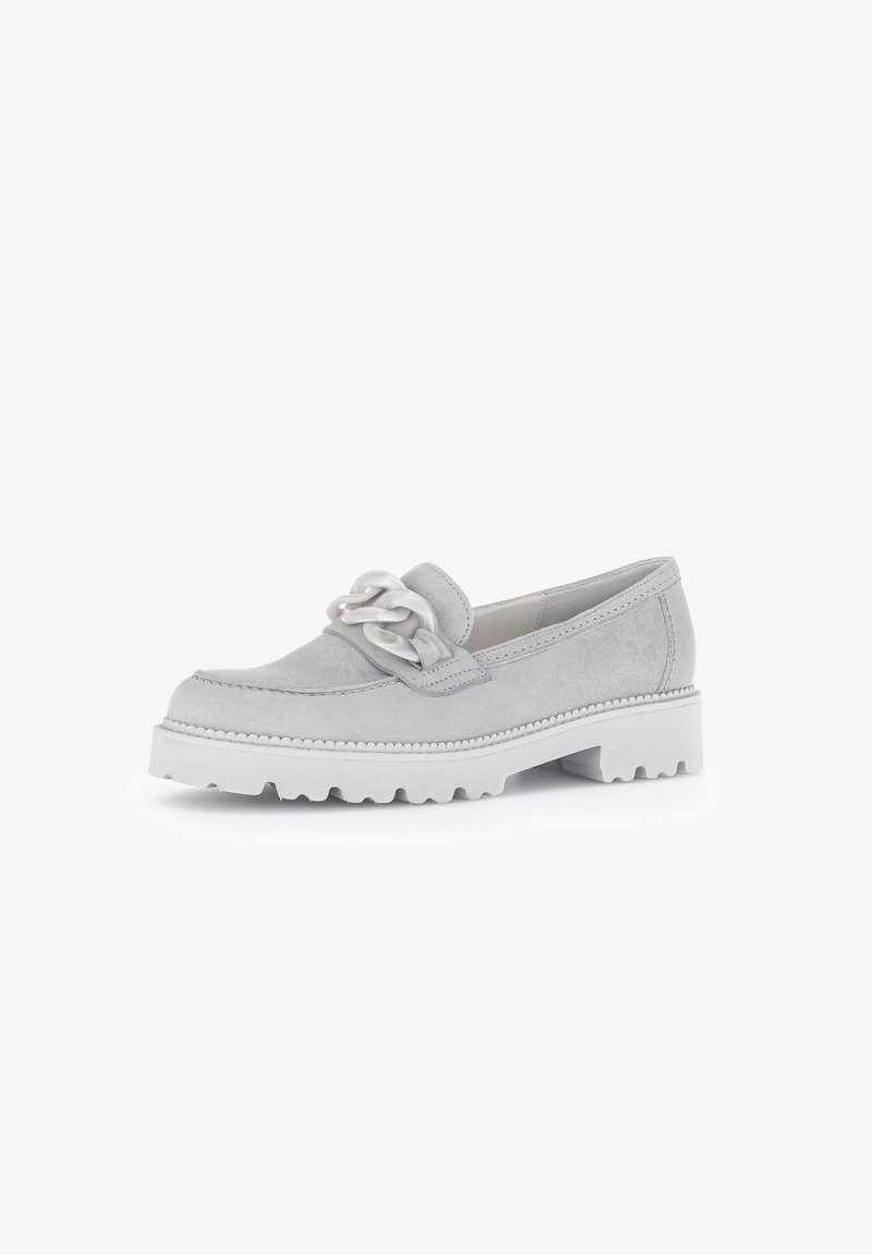 Grijze suède instappers met een witte chunky zool, voorzien van een decoratieve kettingaccent aan de voorkant en gedetailleerde stiksels langs de randen.