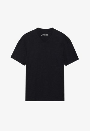 Fekete, rövid ujjú póló, puha anyagból készült. V-nyakú és laza fazonú. Egyszerű design, látható minták vagy díszítések nélkül.