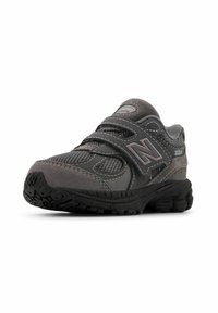 Scarpa sportiva grigia con upper in rete e sintetico, doppie cinghie in velcro, suola testurizzata e dettagli di cucitura a contrasto.