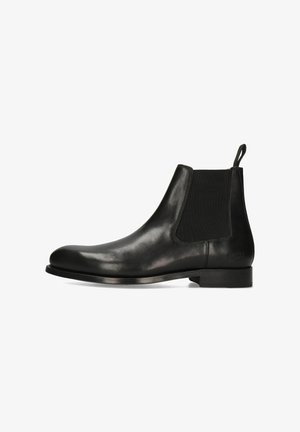 Schwarze Leder-Chelsea-Stiefel mit elastischen Seitenpaneelen, runder Zehenpartie und flacher Sohle. Verfügt über eine Zuglasche für ein einfaches An- und Ausziehen.