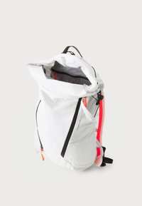 Weißer Rucksack aus leichtem, strukturiertem Material. Verfügt über einen Rollverschluss, einen schwarzen Reißverschluss und leuchtend pinke Riemen für einen Kontrast.