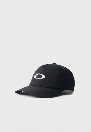 Schwarze Baseballkappe mit gebogenem Schirm und weißem ovalem Logo auf der Vorderseite, mit kleinen Belüftungslöchern an den Seitenpanels.