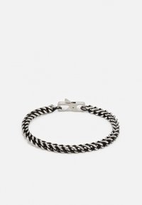 Bracelet en métal noir avec un design torsadé, doté d'un fermoir sécurisé. Sa texture lisse et sa finition polie accentuent son apparence moderne.