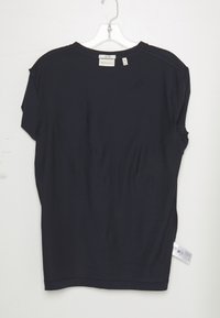 T-shirt bleu marine foncé à manches courtes suspendu sur un cintre transparent, étiquette de marque "GANT" visible et étiquette de taille "M" au niveau du col.
