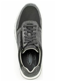 Graue Sneaker mit einem Obermaterial aus Mesh und Wildleder-Akzenten, runden Schnürsenkeln, einem seitlichen Reißverschluss und einer wei�ßen Gummisohle mit einem Logo-Innensohle.