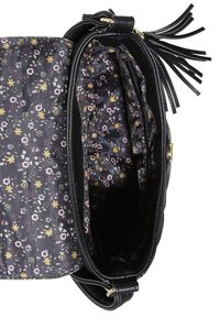 Černá kožená kabelka s podšívkou s květinovým vzorem, s horním otevřením a bočními přihrádkami. Obsahuje třásně jako ozdobu.