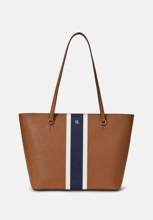 Sac cabas en cuir marron avec de longues anses et une bande verticale centrale bleu marine bordée de bandes blanches, avec un petit logo métallique.