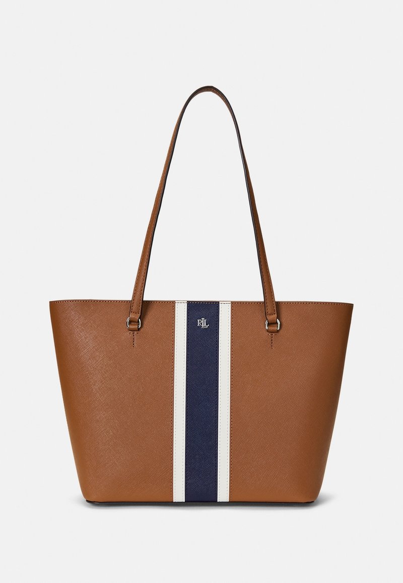 Sac cabas en cuir marron avec de longues anses et une bande verticale centrale bleu marine bordée de bandes blanches, avec un petit logo métallique.