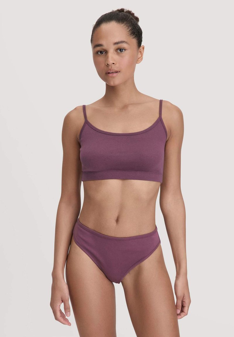 Paarse katoenen bralette met dunne bandjes en bijpassende hoog-waist slip, met een gladde textuur en een eenvoudig ontwerp.