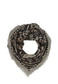Écharpe marron et beige à motifs, fabriquée en tissu doux, présentant une forme triangulaire avec des bords frangés et un imprimé décoratif.