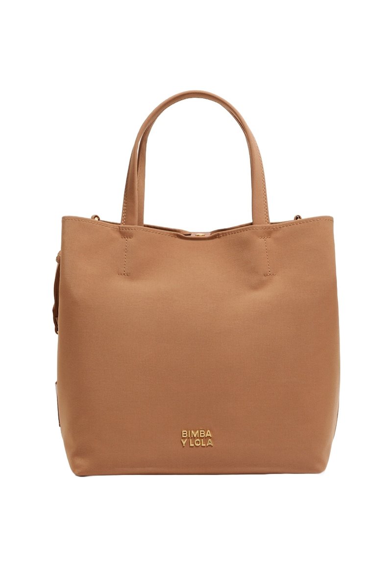 Beżowa torba tote wykonana z gładkiego materiału, z dwoma uchwytami na górze, złotym logo marki oraz minimalistycznym designem bez widocznych zapięć czy wzorów.