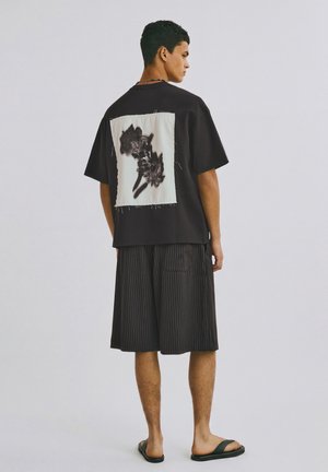 Bershka, SHORT SLEEVE PRINT T-SHIRT - Nyomott mintás póló - black