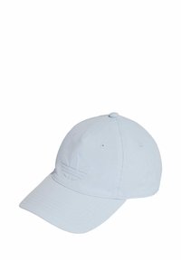 Svetle modrá baseballová čepice vyrobená z látky, s vyraženým logem na přední straně, zakřiveným lemem a větracími otvory.