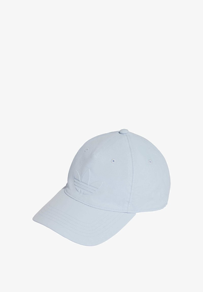 Svetle modrá baseballová čepice vyrobená z látky, s vyraženým logem na přední straně, zakřiveným lemem a větracími otvory.
