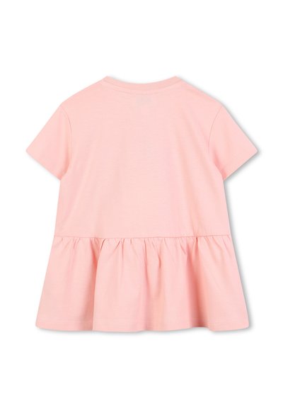 Jasnoróżowa bluzka z krótkim rękawem, charakteryzująca się zebranym dołem peplum, wykonana z miękkiej bawełny o gładkiej teksturze.