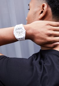 Valgt, silver-coloured