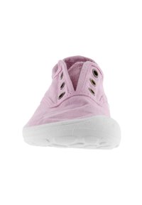 Zapatilla rosa clara con parte superior de tela suave, múltiples ojales de ventilación y suela de goma blanca texturizada, diseñada para uso casual.