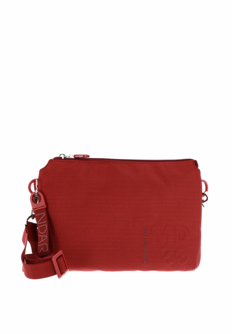 Sac bandoulière rectangulaire compact rouge avec bandoulière réglable, fermeture éclair et design en tissu texturé subtil.