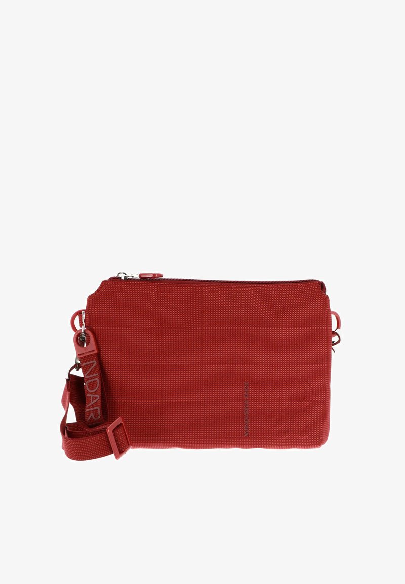 Sac bandoulière rectangulaire compact rouge avec bandoulière réglable, fermeture éclair et design en tissu texturé subtil.