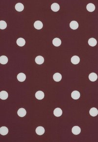 Bordeauxfarbener Stoff mit gleichmäßig verteilten weißen Punkten. Die Textur wirkt glatt und weich, mit einem matten Finish.